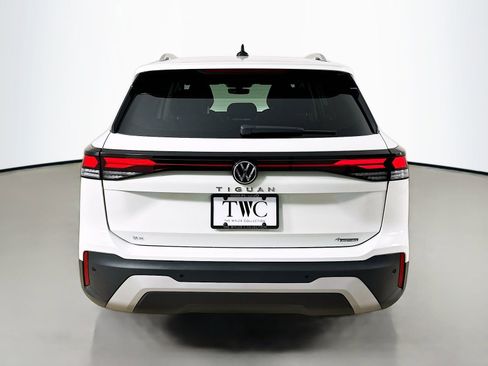 Used 2025 Volkswagen Tiguan SE AWD/4WD image 6