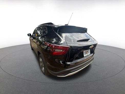 Used 2025 Chevrolet Trax LT w/ LT Convenience Package FWD image 5