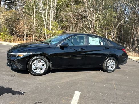 New 2026 Hyundai Elantra SE image 2