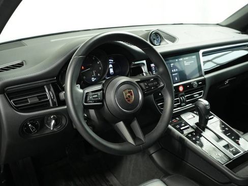 Certified 2025 Porsche Macan AWD/4WD image 4