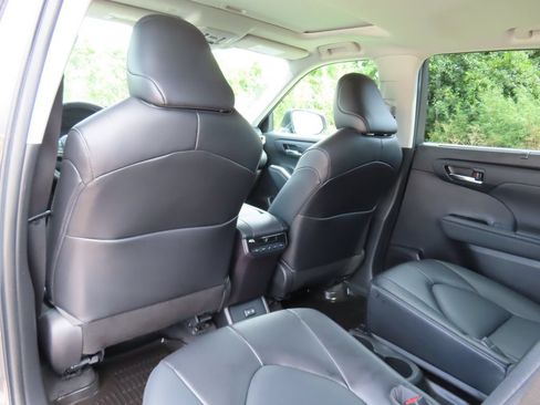 Used 2022 Toyota Highlander XLE AWD/4WD image 33