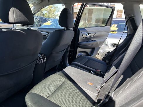 Used 2019 Nissan Rogue SV image 16