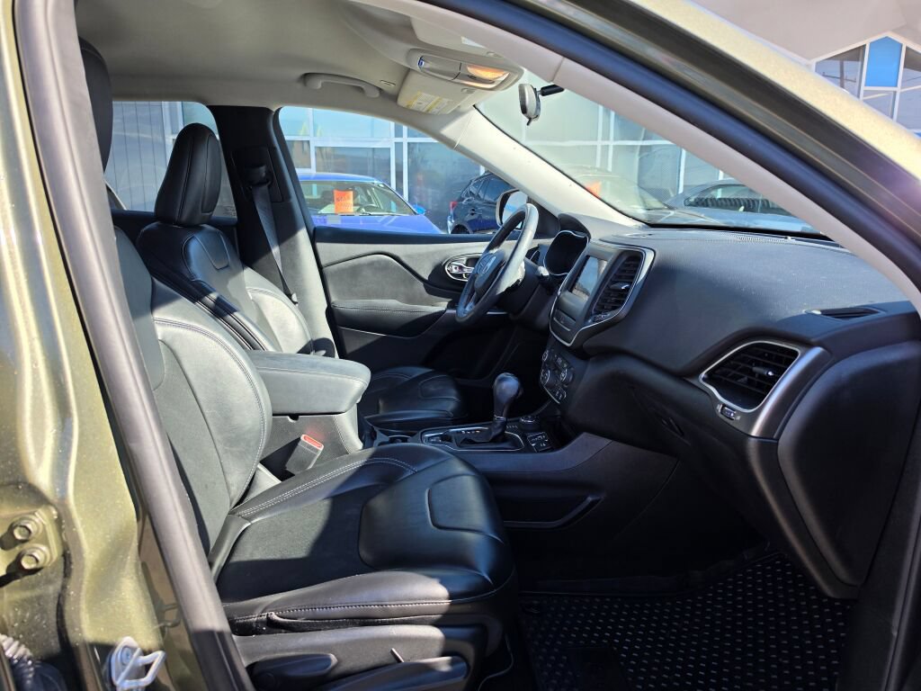Used 2019 Jeep Cherokee Latitude Plus w/ Cold Weather Group AWD/4WD image 11