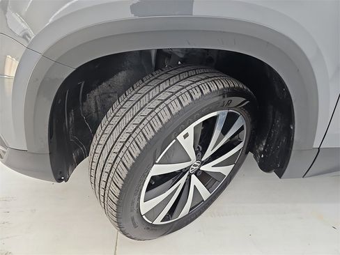 Used 2024 Volkswagen Taos SE image 43