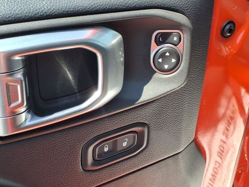 Used 2018 Jeep Wrangler Unlimited Sahara AWD/4WD image 16