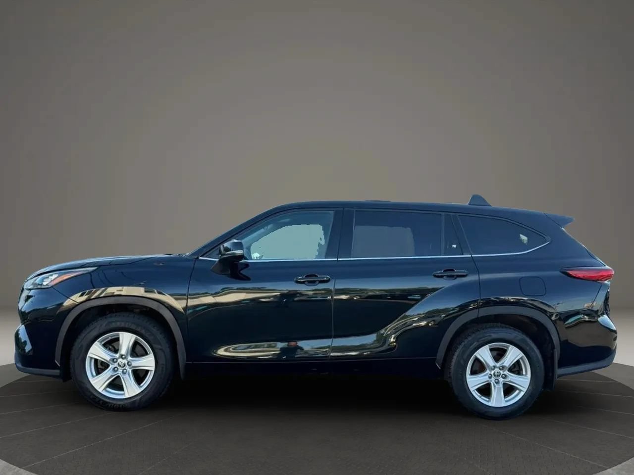 Used 2020 Toyota Highlander L AWD/4WD image 3