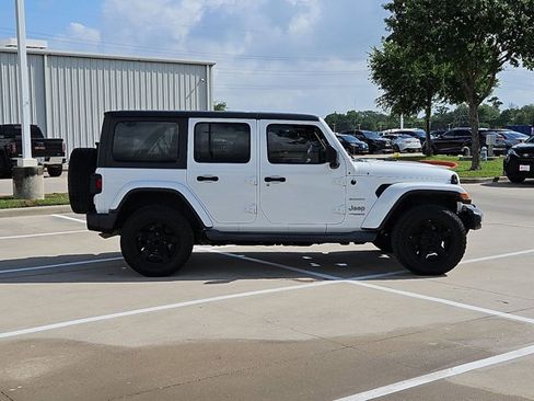 Used 2018 Jeep Wrangler Unlimited Sahara image 4