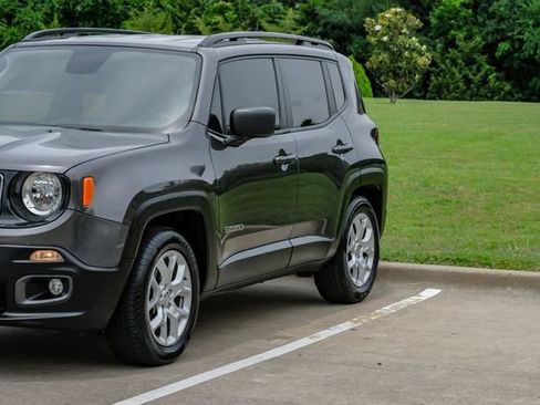 Used 2018 Jeep Renegade Latitude FWD image 8