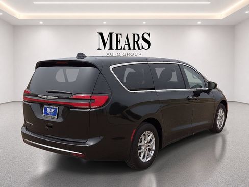 Used 2023 Chrysler Pacifica Touring-L FWD image 5
