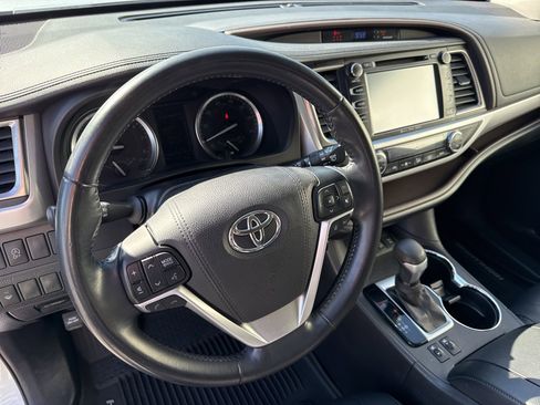 Used 2017 Toyota Highlander XLE image 22