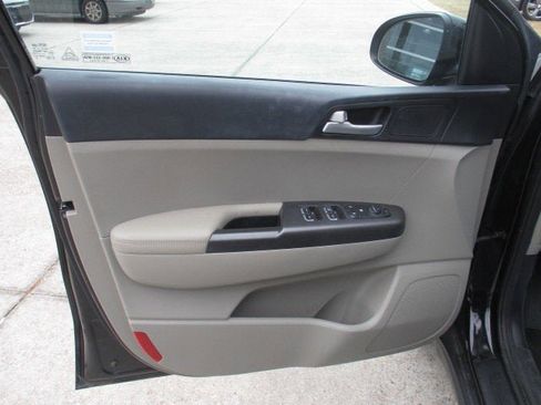 Used 2022 Kia Sportage LX image 12