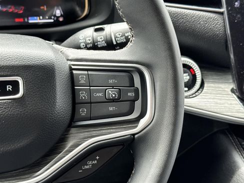 Used 2023 Jeep Wagoneer L Series III w/ Preferred Equipment Group image 11