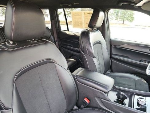 Used 2025 Jeep Grand Cherokee Altitude image 12