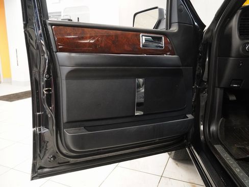 Used 2015 Lincoln Navigator 4WD image 6