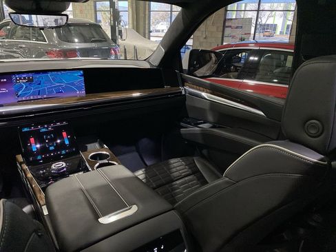 Used 2025 Cadillac Escalade Sport Platinum image 3