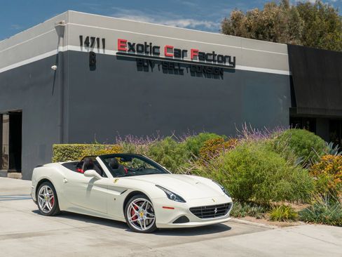 Used 2017 Ferrari California T RWD image 1