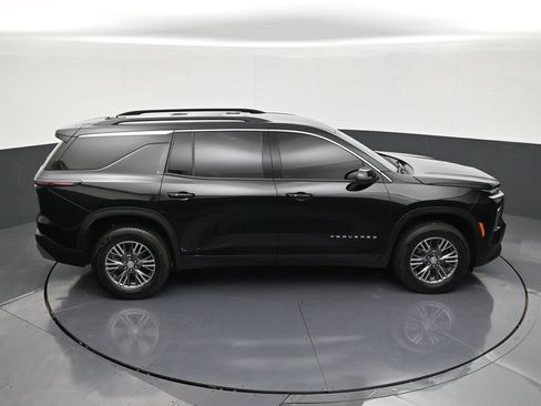 Used 2025 Chevrolet Traverse LT FWD image 17