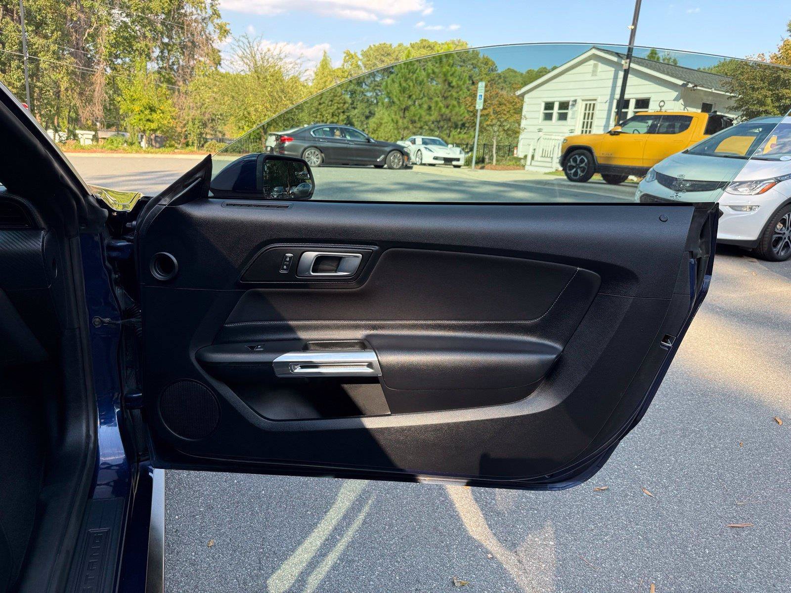 Used 2018 Ford Mustang Coupe RWD image 17