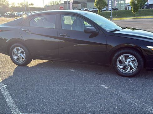 Used 2024 Hyundai Elantra SE FWD image 3
