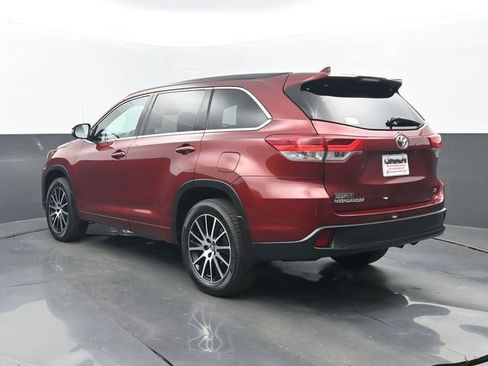 Used 2018 Toyota Highlander SE image 3