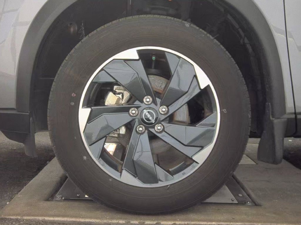 Used 2025 Nissan Rogue SV w/ SV Premium Package FWD image 8