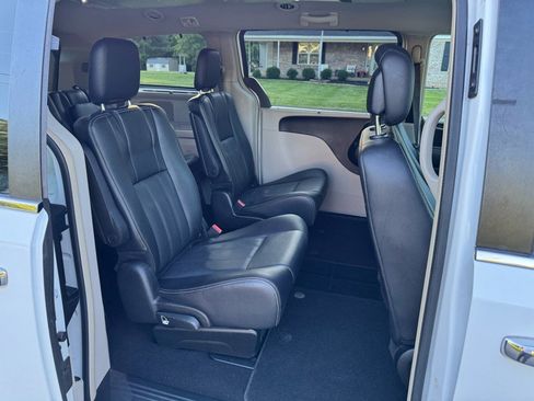 Used 2015 Chrysler Town & Country Touring-L w/ Driver Convenience Group FWD image 11