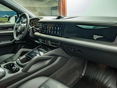 Certified 2025 Porsche Cayenne E-Hybrid Coupe AWD/4WD image 40