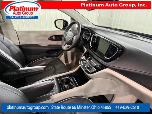 Used 2023 Chrysler Pacifica Limited FWD image 43