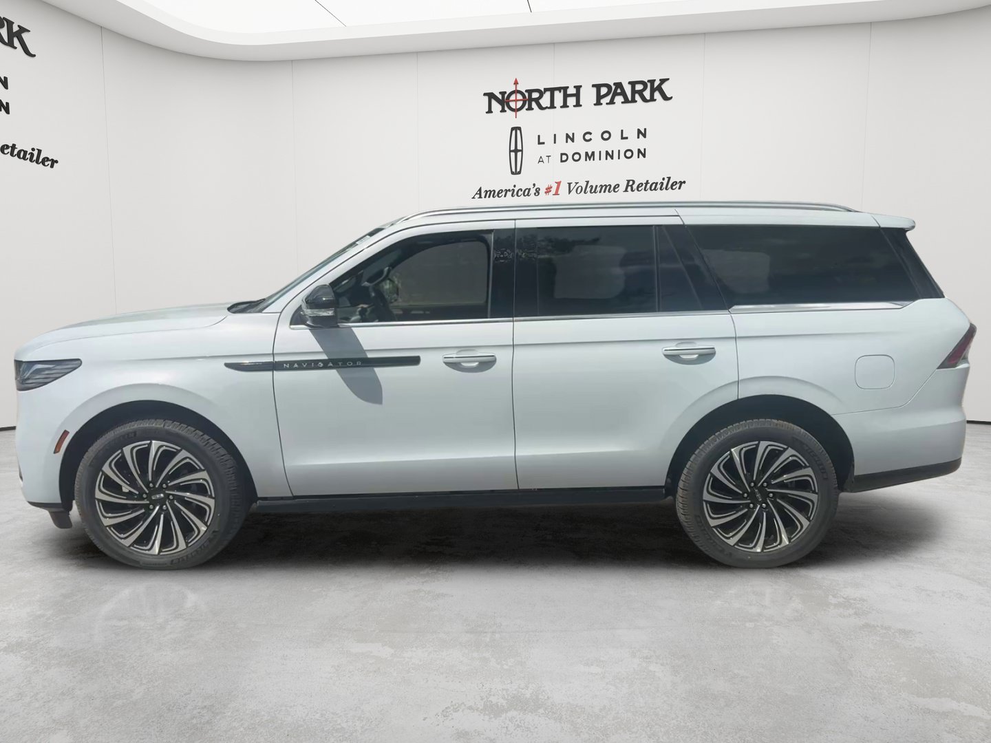 New 2026 Lincoln Navigator Black Label AWD/4WD image 2