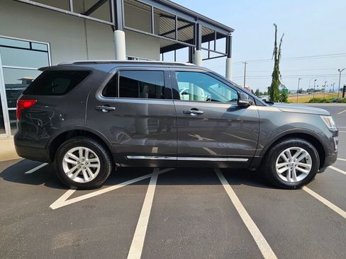 Used 2017 Ford Explorer XLT FWD image 6