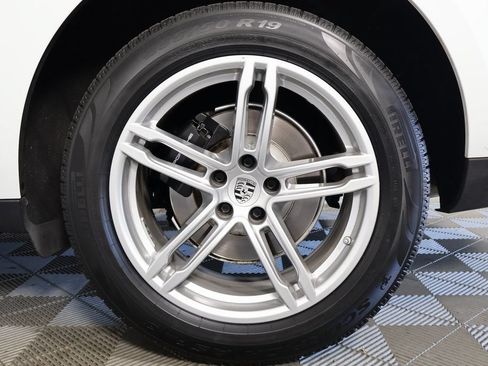 Used 2024 Porsche Macan AWD/4WD image 16