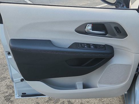 Used 2024 Chrysler Pacifica Touring-L FWD image 12