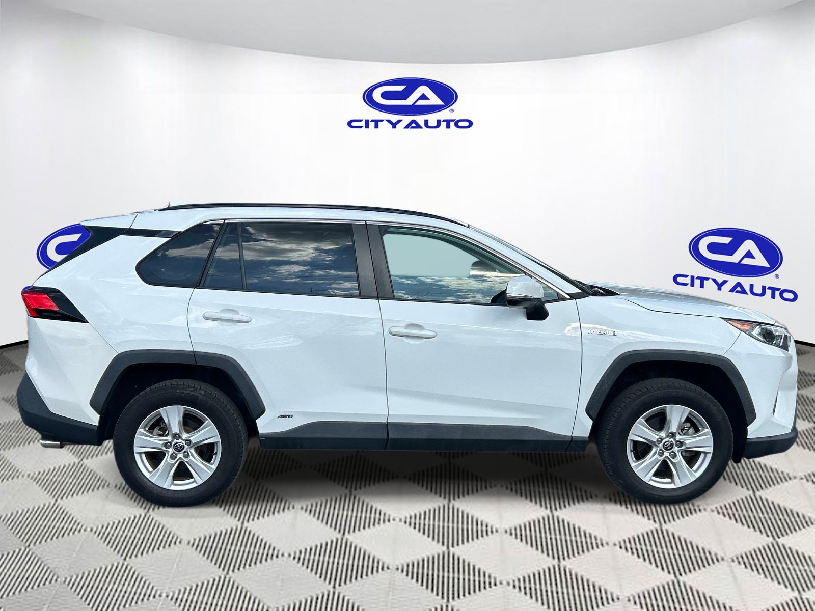 Used 2021 Toyota RAV4 XLE AWD/4WD image 2