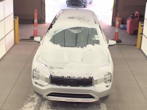 Used 2024 Mitsubishi Outlander SE image 2