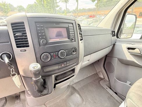 Used 2015 Mercedes-Benz Sprinter 2500 image 38