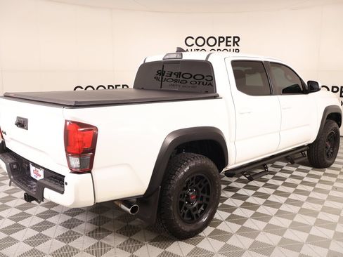 Used 2018 Toyota Tacoma TRD Off-Road w/ Technology Package AWD/4WD image 21