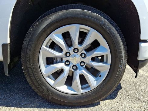 Used 2020 Chevrolet Silverado 1500 Custom w/ Custom Value Package image 9