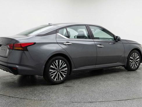 Used 2025 Nissan Altima 2.5 SV image 9
