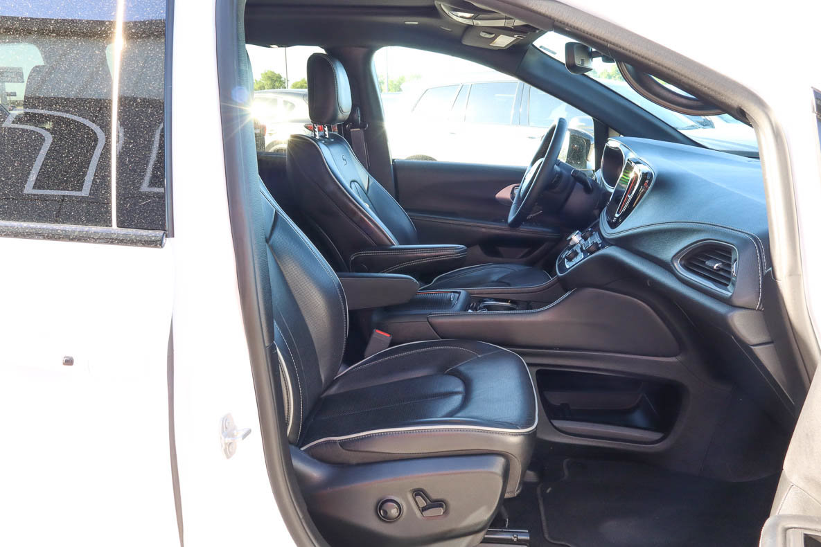 Used 2025 Chrysler Pacifica Limited FWD image 27