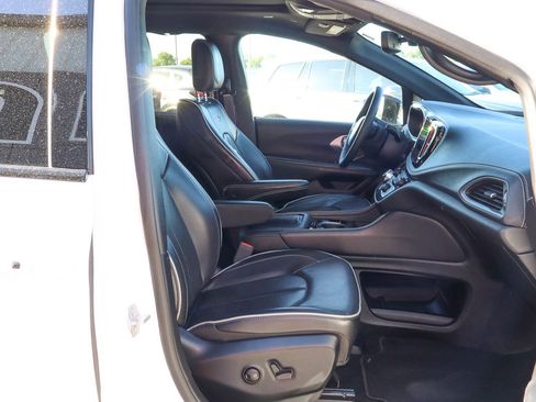 Used 2025 Chrysler Pacifica Limited FWD image 27