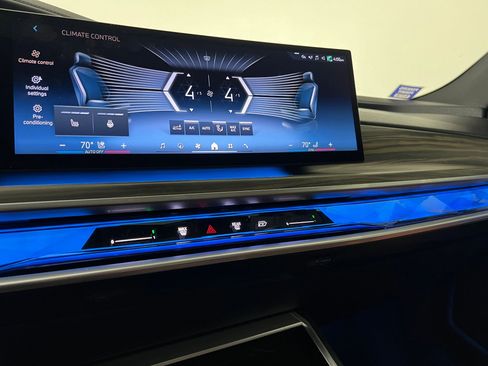Used 2023 BMW 740i image 28