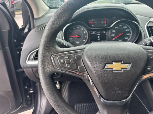 Used 2018 Chevrolet Cruze LT w/ Convenience Package FWD image 12