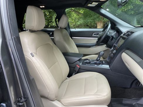 Used 2018 Ford Explorer XLT w/ Equipment Group 202A FWD image 34