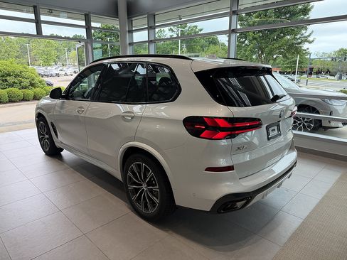 New 2026 BMW X5 xDrive50e w/ M Sport Package AWD/4WD image 4