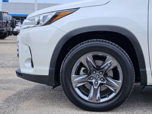 Used 2019 Toyota Highlander Limited Platinum FWD image 12