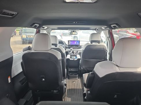 Used 2026 Toyota Sienna XSE FWD image 17