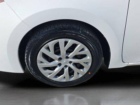 Used 2018 Toyota Corolla LE FWD image 25