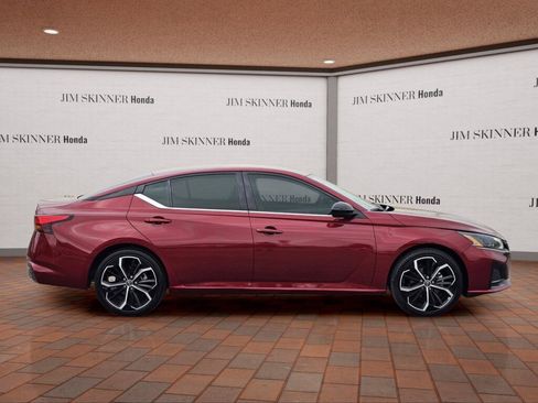 Used 2024 Nissan Altima 2.5 SR FWD image 7