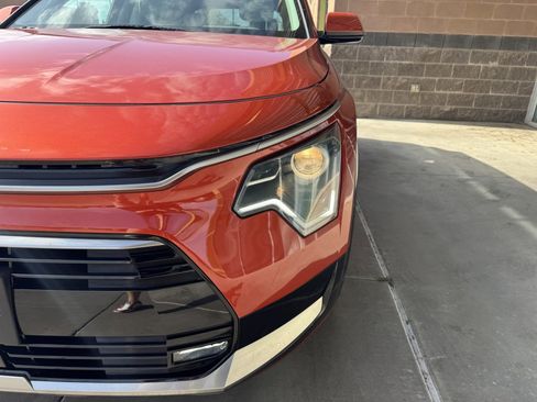 Used 2023 Kia Niro EX Touring image 11