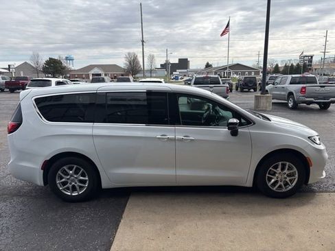 Used 2025 Chrysler Pacifica Select FWD image 7